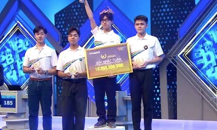 Tỏa sáng ở những câu hỏi cuối, nam sinh chuyên Hà Nội – Amsterdam giành vòng nguyệt quế