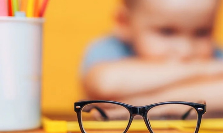 Bé trai 5 tuổi đã cận gần 1.000 độ, lý do khiến nhiều phụ huynh phải giật mình