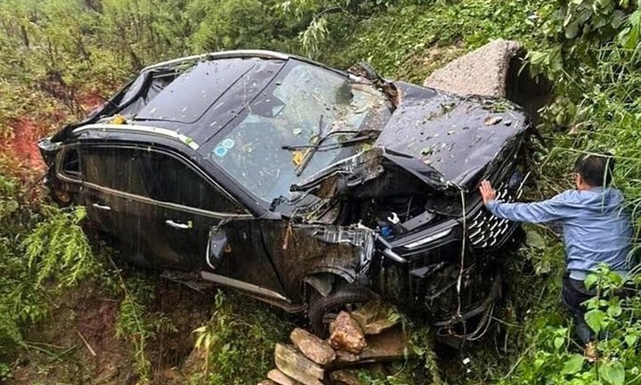 Clip: Thót tim cảnh sạt lở cuốn ô tô xuống vực, 3 người may mắn thoát nạn