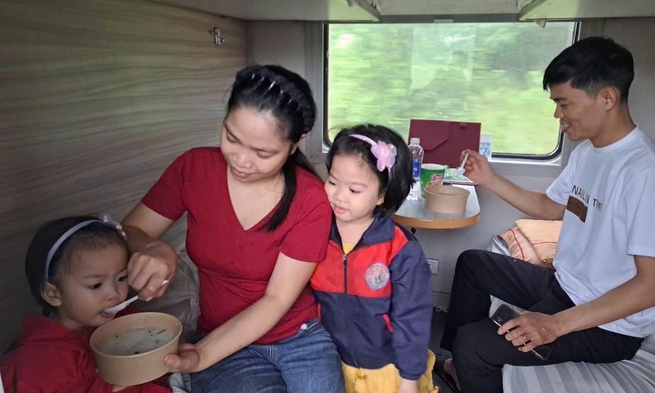 Đường sắt phục vụ hơn 1.500 xuất ăn miễn phí cho hành khách bị ảnh hưởng bão