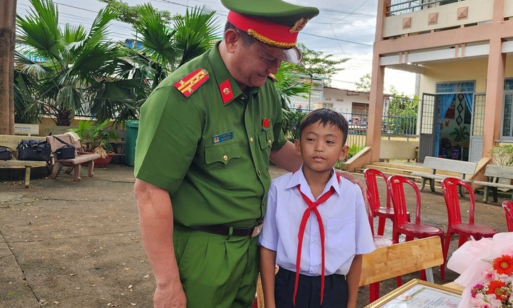 Học sinh dũng cảm cứu bạn trong vụ thảm án ở Đắk Lắk được tặng bằng khen, sổ tiết kiệm