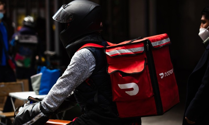 Thấy khách đặt mua rìu, túi đựng rác và thuốc tẩy, shipper lập tức báo cảnh sát và cái kết bất ngờ