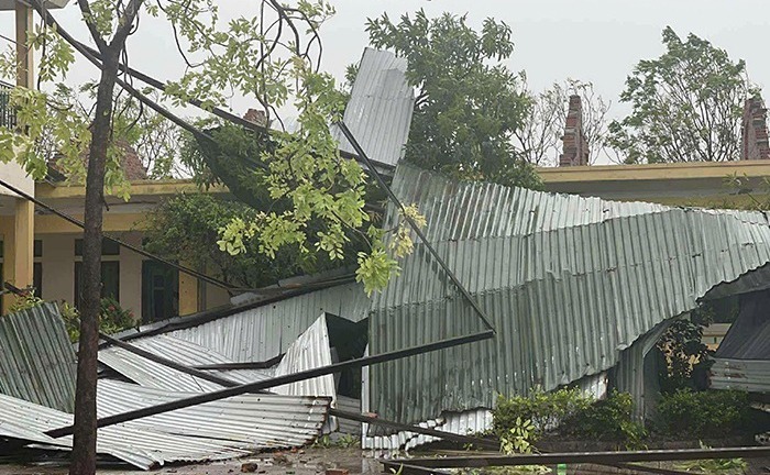 Bão số 10 BUALOI khiến nhiều trường học tan hoang, tốc mái, sập tường