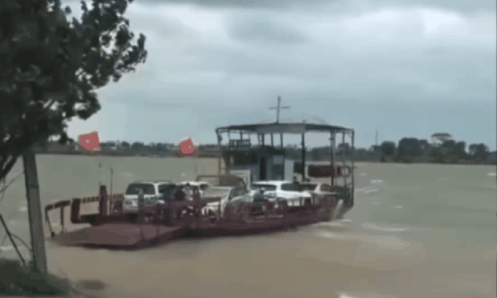 Thót tim cảnh phà thản nhiên chở khách qua sông Hồng bất chấp sóng to, gió lớn