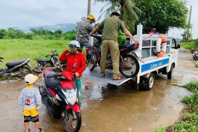 Clip: Công an xã ở Lâm Đồng đưa học sinh qua đập tràn ngập lụt để đến trường