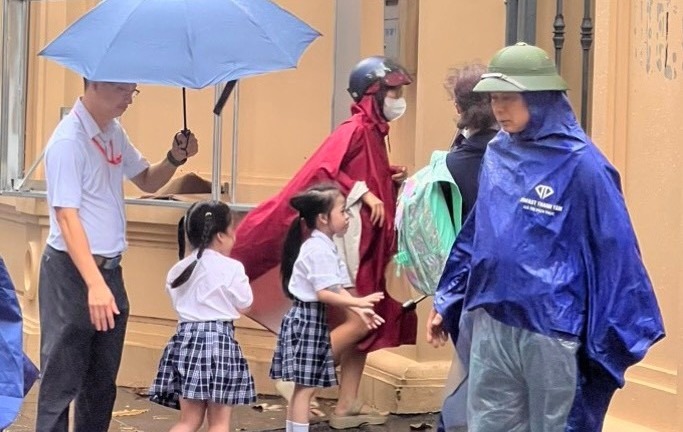 Hà Nội chính thức cho học sinh nghỉ học ngày mai (1/10)