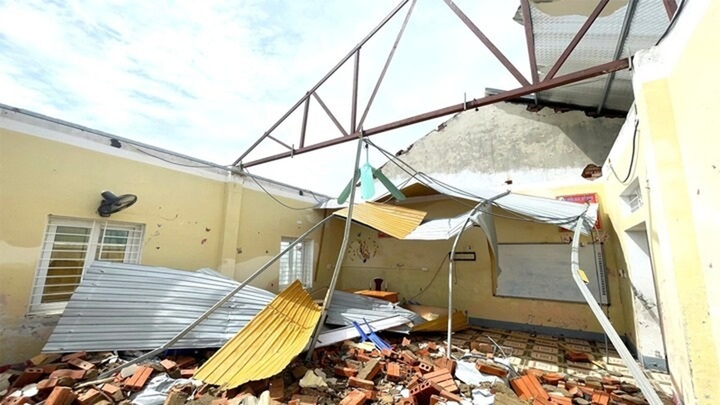 Tin tức giáo dục 24h: Hàng trăm trường học ở Nghệ An tan hoang, ngập lụt sau bão số 10 BUALOI