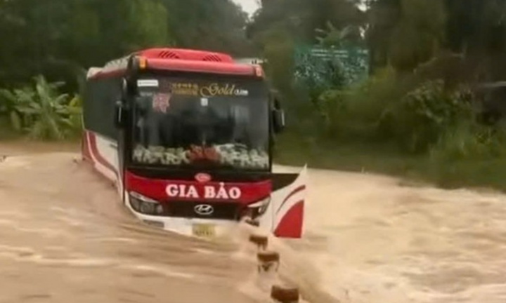 Clip: Xe khách chở 15 người đột ngột chết máy, mắc kẹt giữa dòng nước lũ chảy xiết