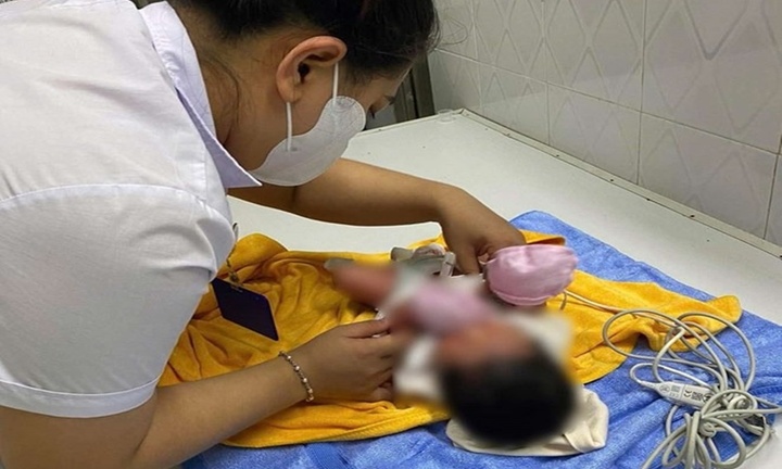 Bé gái sơ sinh nặng 3kg bị bỏ rơi phía sau ngôi miếu ở Khánh Hòa