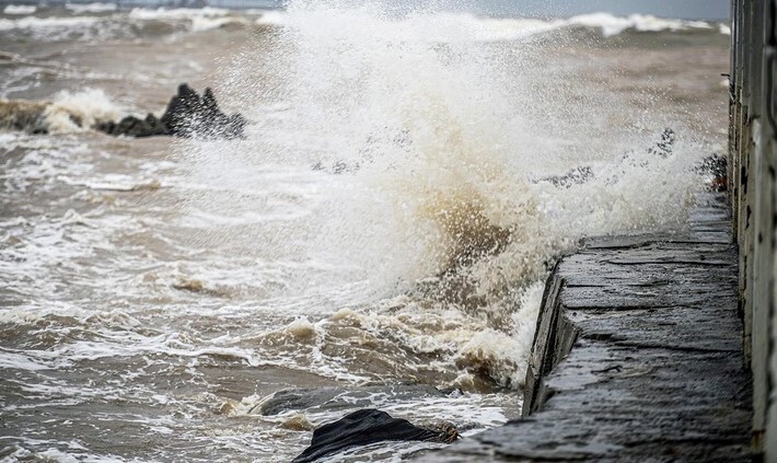 Dự báo Biển Đông có thể đón 2-3 cơn bão trong tháng 10, Bắc và Trung Bộ mưa lớn
