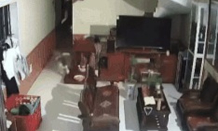 Camera ghi lại khoảnh khắc lốc xoáy kinh hoàng ở Hưng Yên