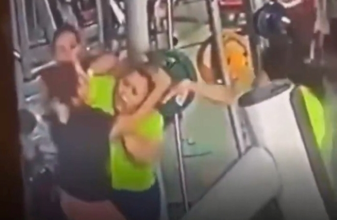 Clip: Tranh giành máy tập tại phòng gym, 2 người phụ nữ lao vào ẩu đả dữ dội 
