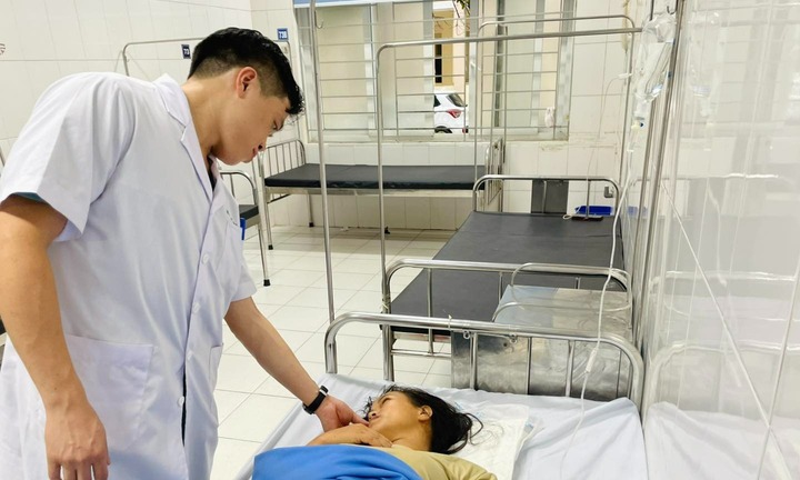 Đang đi trên đường, người phụ nữ bất ngờ bị cây đổ đập vào đầu, chấn thương sọ não