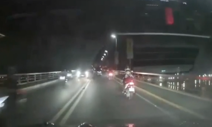 Clip: Thót tim khoảnh khắc cầu vượt biển rung lắc, chao đảo dữ dội do động đất 6,9 độ