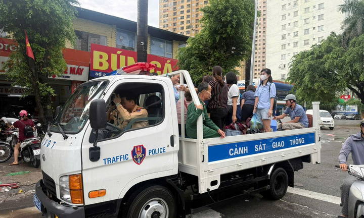 Hà Nội: CSGT dùng xe chuyên dụng hỗ trợ người dân qua điểm ngập sâu