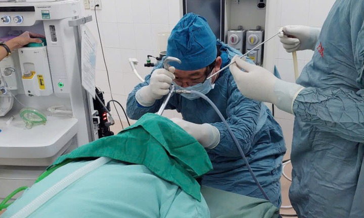 Tin tức đời sống 2/10: Ăn bánh sinh nhật, bé trai suýt mất mạng vì dị vật khó tin