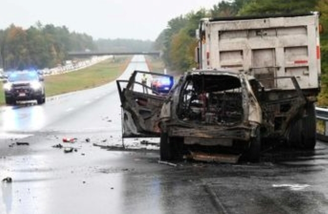 Đứng bên lề đường, cả gia đình 5 người ở Ấn Độ bị xe bán tải chạy mất lái đâm tử vong