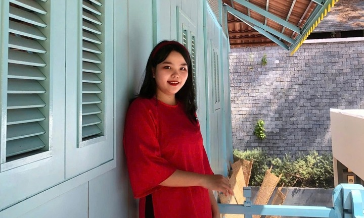 Nữ sinh lớp 6 đặc biệt, ngày đi làm, tối mặc đồng phục đi tìm con chữ ở tuổi 22