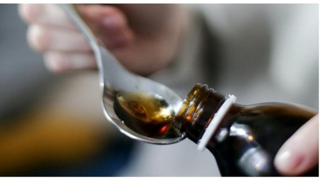 Siro ho nghi khiến 2 trẻ em tử vong ở Ấn Độ, bác sĩ uống để chứng minh an toàn cũng bất tỉnh