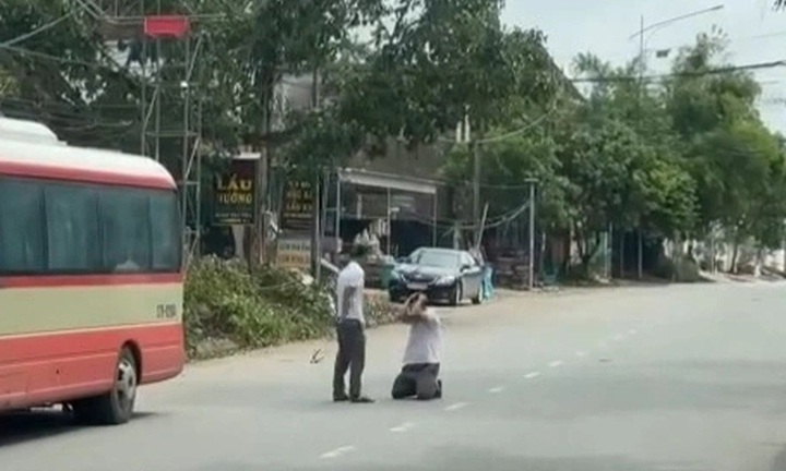 Tài xế xe buýt nghi bị hành khách dùng thắt lưng đánh, bắt quỳ giữa đường: Camera ghi gì?