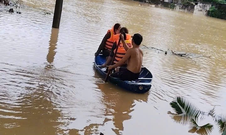 Tin tức giáo dục 24h: Trường học ở Nghệ An hoang tàn sau bão, thầy cô bơi thuyền đến trường