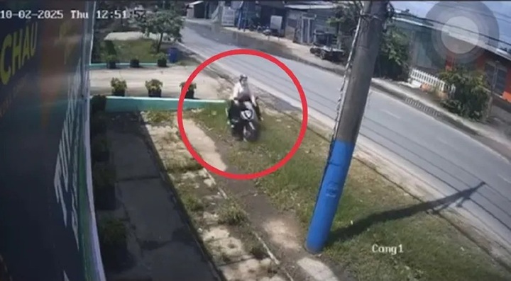 Vụ người phụ nữ tông trụ điện tử vong ở TP.HCM: Camera ghi lại cảnh đau lòng