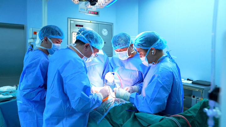 Ca phẫu thuật mổ cắt đa tạng tiểu khung cứu sống bệnh nhân nữ mắc ung thư trực tràng tái phát