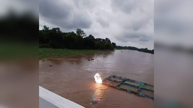 Clip: Cố cứu bè trôi dạt giữa dòng nước xiết, người đàn ông chạm dây điện cao thế, bị giật tử vong
