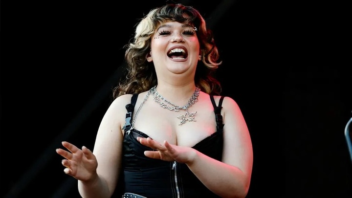 Nữ ca sĩ đình đám đột ngột ngã gục ngay khi đang biểu diễn