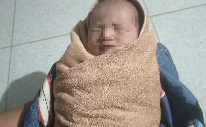 Vụ bé sơ sinh bị bỏ rơi trong vườn nhà dân tại Quảng Trị: Mẹ ruột xuất hiện, tiết lộ nguồn cơn