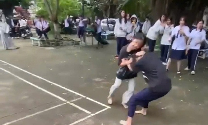 Xác minh clip 2 nữ sinh đánh nhau ở ven bờ sông Sài Gòn