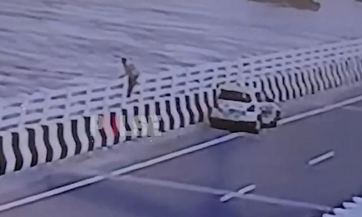 YouTuber nổi tiếng dừng xe giữa cầu, lao mình xuống sông làm điều dại dột trước camera an ninh