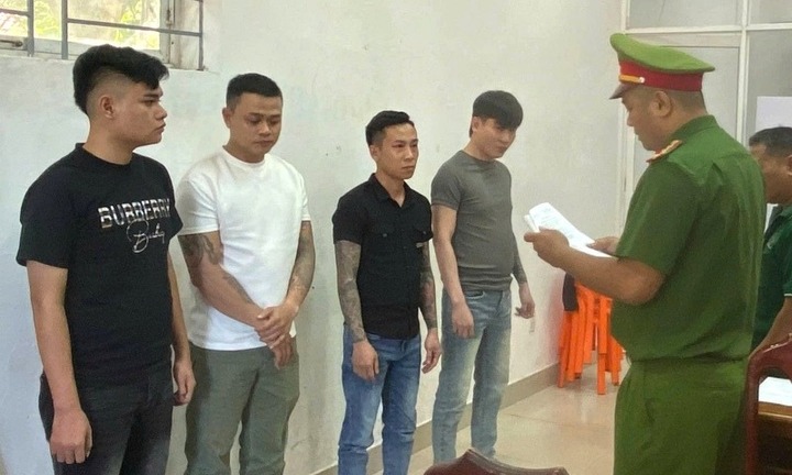 Bắt giữ 4 thanh niên mang kiếm, dao tự chế truy sát người trong quán karaoke