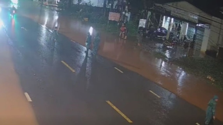 Vụ chủ tịch xã bị ô tô 7 chỗ tông tử vong ở Đắk Lắk: Camera ghi lại gì?