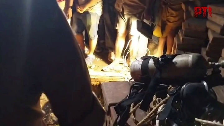 Nam công nhân bất tỉnh trong hố ga ở Ấn Độ, 2 đồng nghiệp xuống cứu, tất cả đều tử vong thương tâm