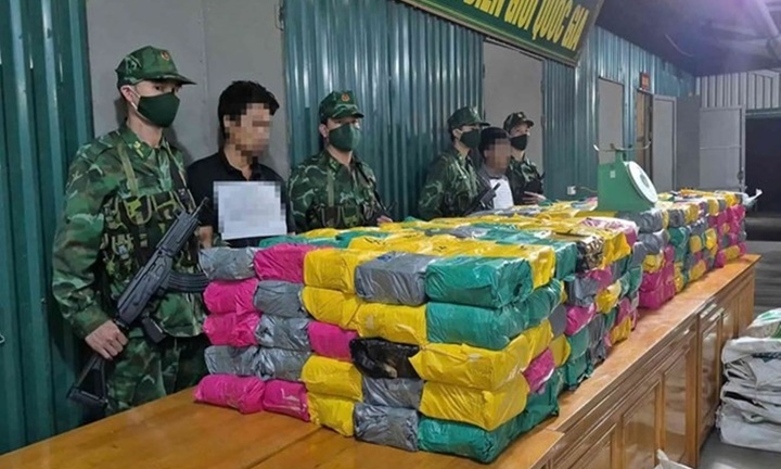 Bắt 2 đối tượng liều lĩnh vận chuyển 500kg ma túy