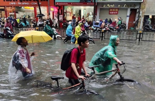 Hà Nội cho học sinh nghỉ học ngày mai (6/10) để tránh bão Matmo