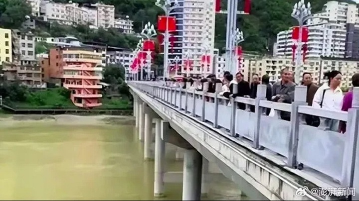 Nhà gái yêu cầu thêm 75 triệu đồng “phí xuống xe”, chú rể bức xúc lao xuống sông, bị nước cuốn mất tích trước giờ làm lễ