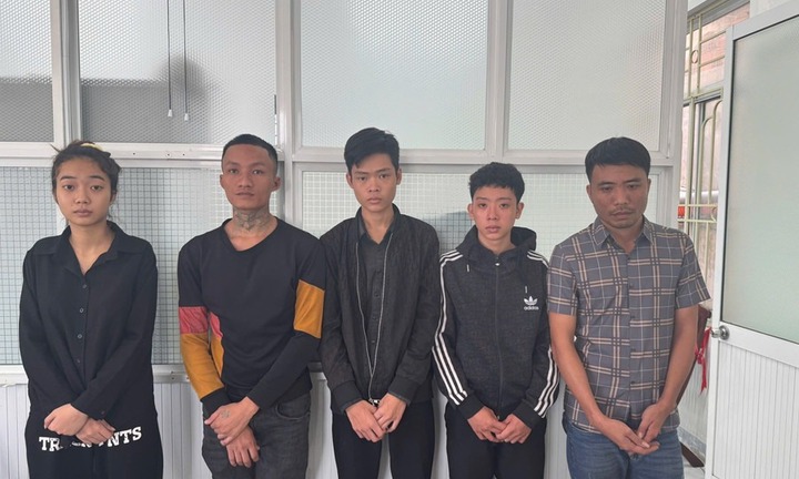 Bắt quả tang 1 nữ, 4 nam 