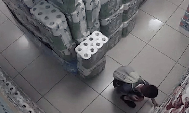 Camera ghi lại cảnh bé trai 10 tuổi ngang nhiên 