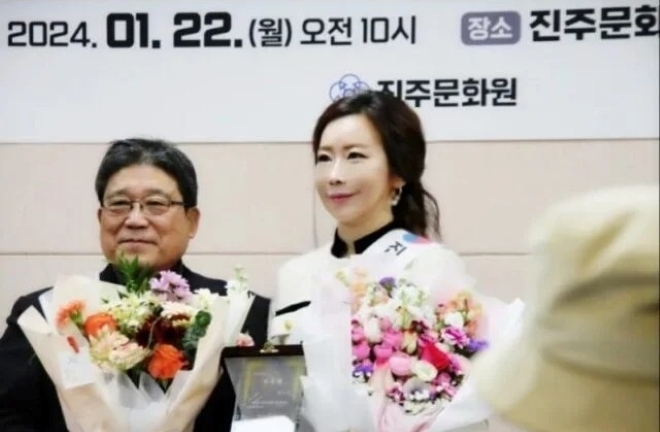 Danh tính nữ ca sĩ nổi tiếng bị bắt khẩn cấp vì cáo buộc bạo hành khiến con gái tử vong