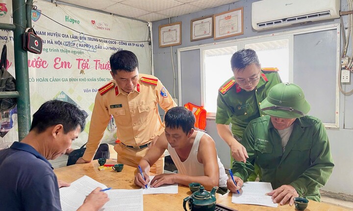 CSGT Hà Nội ứng trực trên sông, hỗ trợ nhân dân phòng bão Matmo