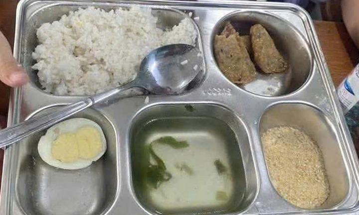 Làm rõ bữa ăn 25.000 đồng của học sinh một trường tiểu học tại Quảng Trị chỉ có trứng, 3 lát chả, muối lạc