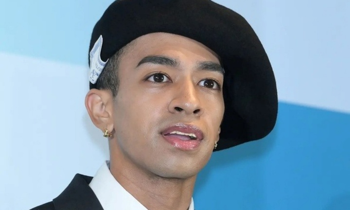 Bị bắt vì bán khỏa thân nơi công cộng, nam ca sĩ khóc lóc xin tha thứ