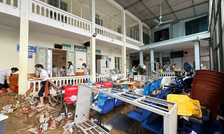 Nước lũ tràn vào bệnh viện ở Sơn La, cuốn trôi kho thuốc, y bác sĩ bế bệnh nhân bỏ chạy