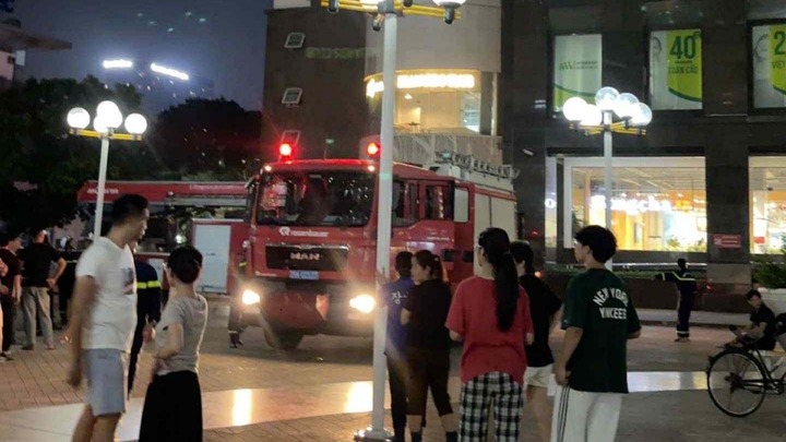 Phát hiện thi thể người đàn ông trong tư thế nằm lơ lửng ở tầng cao tòa nhà chung cư tại Hà Nội