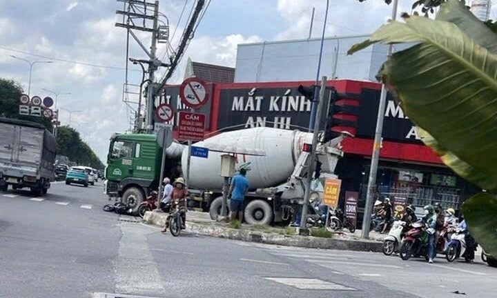 Tin tức tai nạn giao thông mới nhất ngày 7/10: Va chạm với xe bồn, người phụ nữ đi xe máy tử vong