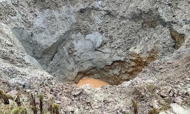 Tuyên Quang: Xuất hiện hố sụt rộng 100m², sâu hoắm