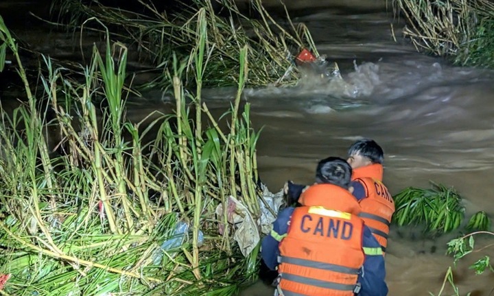 Chơi cùng bạn bên suối, bé 10 tuổi bị nước lũ cuốn tử vong thương tâm