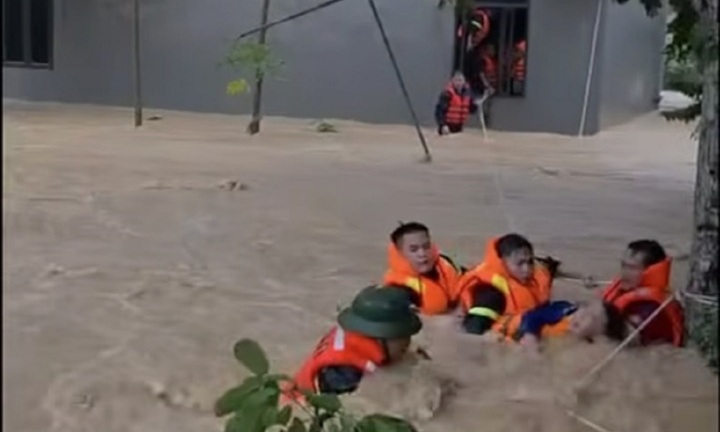 Clip: Công an ròng dây thừng giải cứu 5 người trong gia đình mắc kẹt giữa dòng lũ chảy xiết